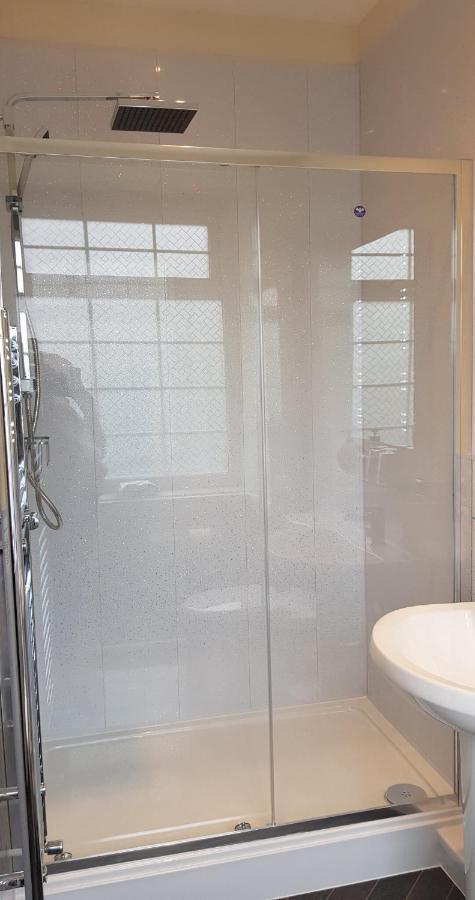 Bed & Breakfast Ensuite At The Ring Pub Gwredog