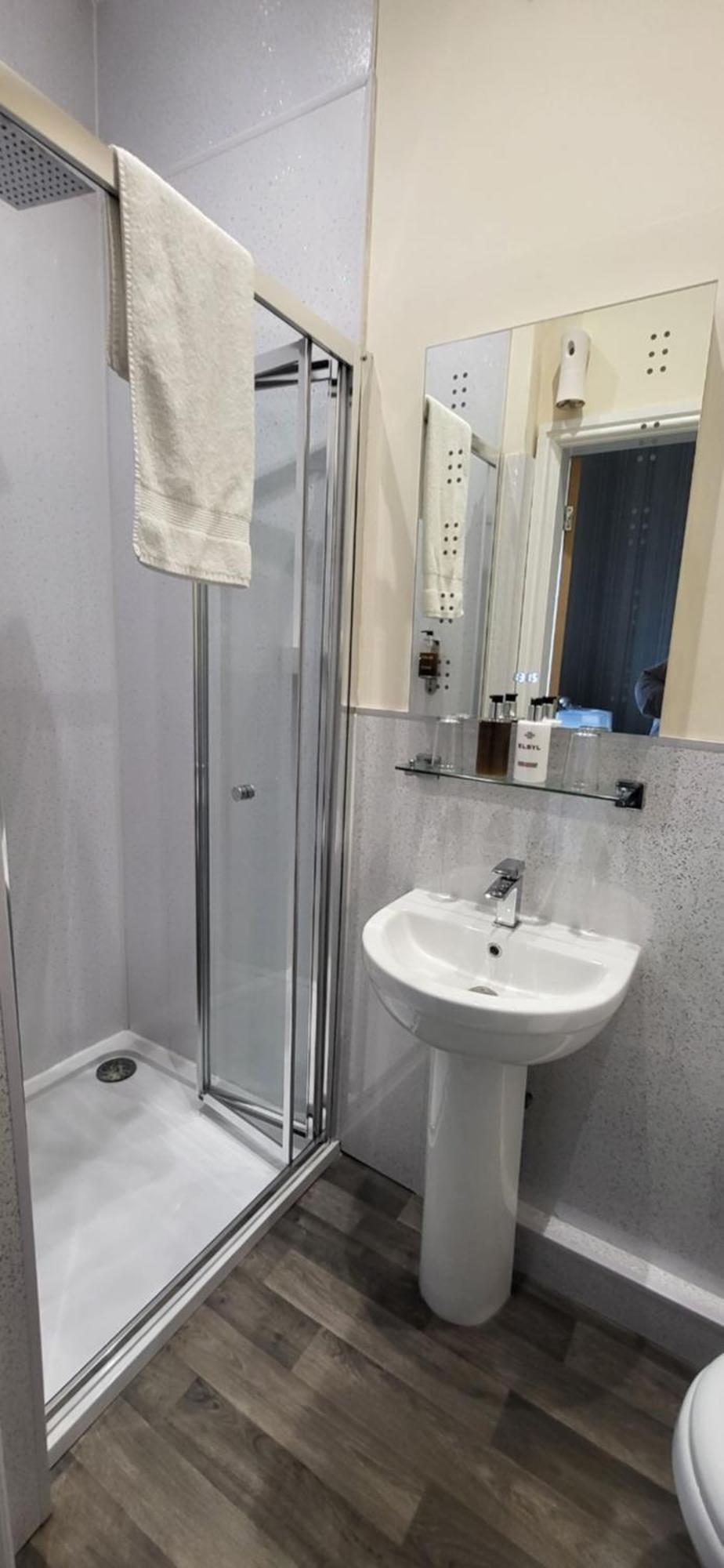 Ensuite At The Ring Pub Bed and breakfast Gwredog